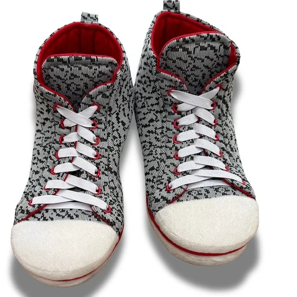 🏠 Sneaker-Style House Slippers - Houndstooth Pattern 🏠 - Picture 1 of 5